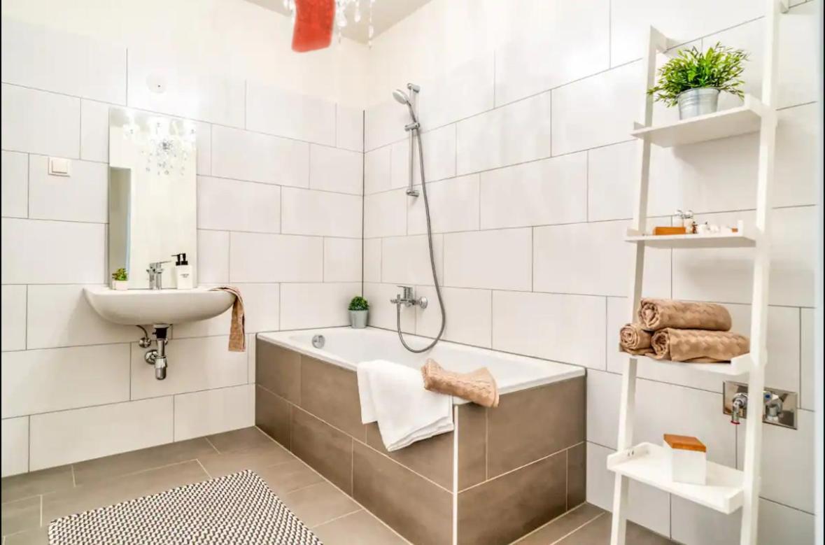 Modern Apartment With Balcony & Free Parking - Nearby Metro เวียนนา ภายนอก รูปภาพ